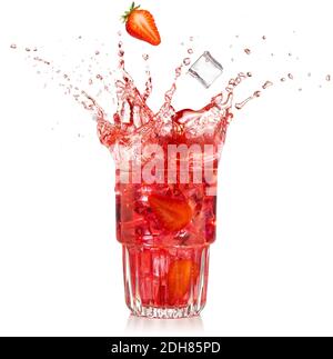 Erdbeere und Eiswürfel fallen in einen spritzenden Cocktail isoliert Auf Weiß Stockfoto