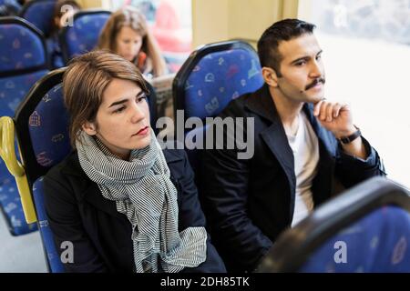 Man hat einen Blick auf die Straßen von Mann und Frau Stockfoto