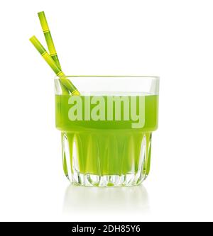 Grünes Trinkglas mit Bambushalmen isoliert auf weißem Hintergrund Stockfoto