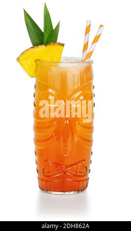 tiki Cocktail garniert mit Ananas isoliert auf weißem Hintergrund Stockfoto