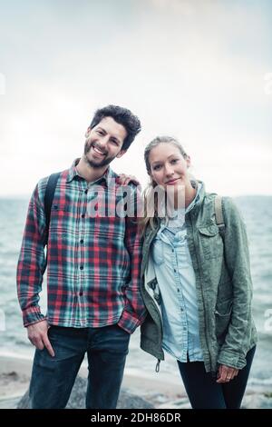 Porträt des glücklichen wonderlust-Paares am Strand Stockfoto