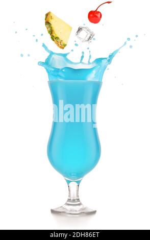 Ananas, Kirsche und Eis fallen in einen spritzenden blauen Cocktail isoliert Stockfoto