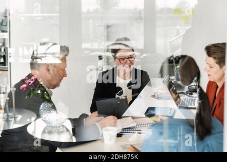 Geschäftsleute treffen diskutieren Stockfoto