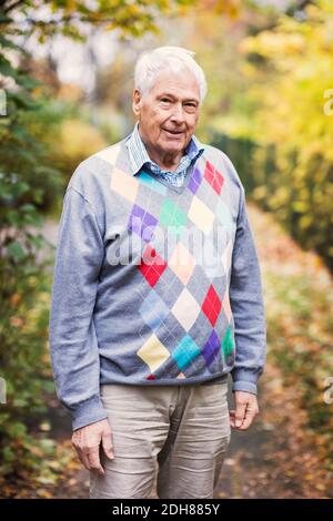 Porträt eines älteren Mannes, der im Park steht Stockfoto