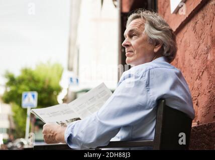 Reife Geschäftsmann Zeitung lesen im Freien Stockfoto