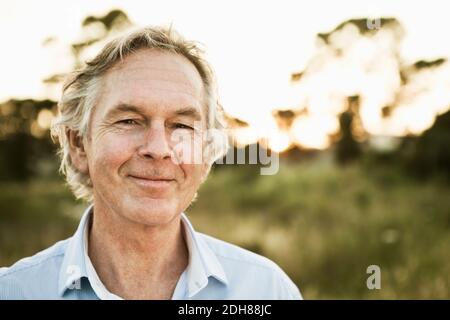 Nahaufnahme eines lächelnden älteren Mannes im Freien Stockfoto