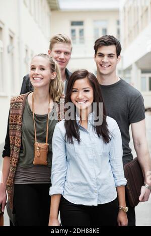 Vorderansicht Porträt von glücklichen jungen Freunden zusammen Stockfoto