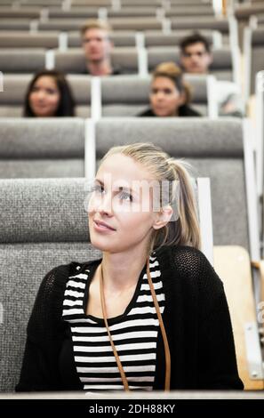 Nahaufnahme der schönen jungen Frau, die im Auditorium sitzt Stockfoto