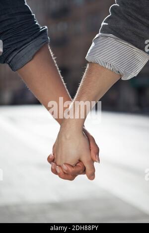 Nahaufnahme von Mann und Frau, die Hände halten Stockfoto