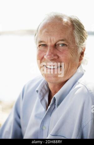 Nahaufnahme eines lächelnden Rentnermenschen Stockfoto