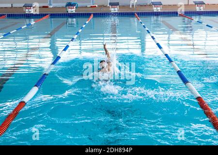 Schwimmer Schwimmen im Pool Stockfoto