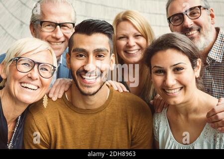 Porträt von lächelnden multi-ethnischen Geschäftsleute im Büro Stockfoto