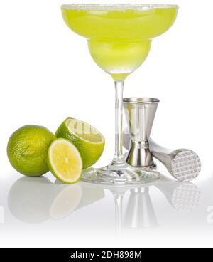 Glas margarita, Limette, Jigger und Stößel isoliert auf Weiß Stockfoto