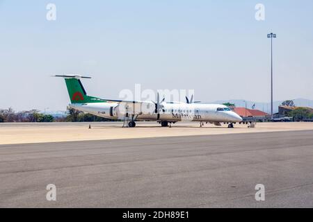 Malawian Airlines Turboprop De Havilland Canada Dash 8-400 (betrieben von Ethiopian Airlines) auf der Start- und Landebahn des Kamazu International Airport, Malawi Stockfoto