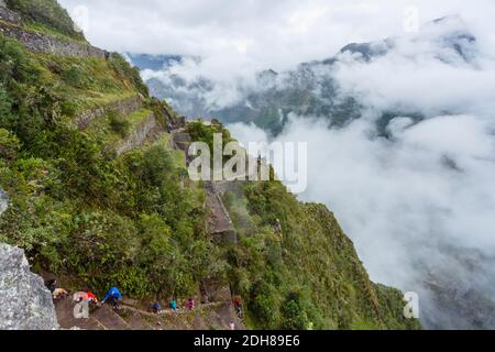 Die Steintreppe 'Stairs of Death' Abstieg von Huayna Picchu und Inka Terrassen im Urubamba River Valley in Morgenwolke, Machu Picchu, Peru Stockfoto