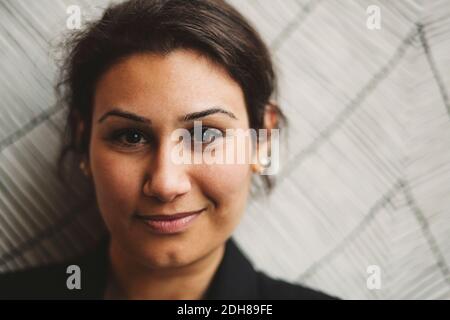 Porträt einer selbstbewussten mittleren erwachsenen Geschäftsfrau gegen die Wand Stockfoto
