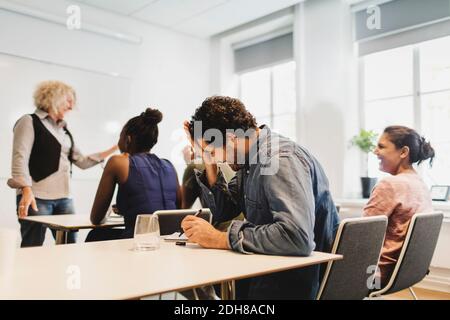 Schüler und Lehrer lachen beim Sprachunterricht Stockfoto