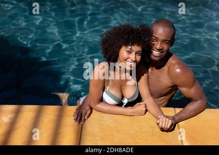 Glückliches junges Paar, das sich im Swimmingpool erholt Stockfoto