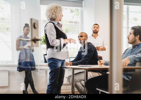 Lehrer erklärt multi-ethnischen Schülern in der Sprachklasse Stockfoto