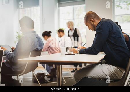 Multiethnische Studenten lernen im Sprachunterricht Stockfoto