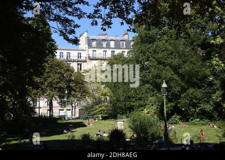 Paris (Frankreich): Überblick über den Park „Square des Batignolles“, Bezirk Batignolles, im 17. Arrondissement von Paris. Gebäude und Grünanlagen Stockfoto