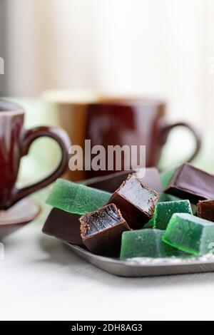 Süßwarengelees, Nahaufnahme. Marmeladen Süßigkeiten auf einem hellen Tisch. Stillleben, selektiver Fokus. Vertikal Stockfoto