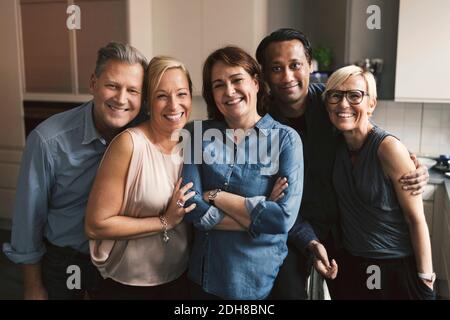 Portrait von glücklichen multiethnischen Freunden in der Küche Stockfoto
