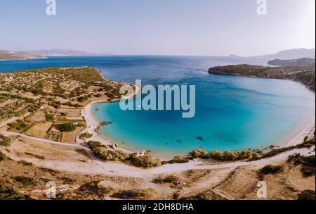Voulisma Strand Kreta Griechenland, Drohnenbild von Voulisma Strand mit blauem Ozean und blauem Himmel Stockfoto