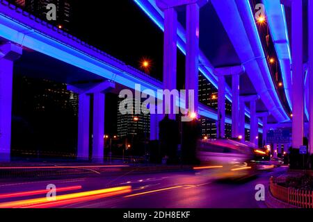 Yan'an Straßenüberführung in blau gefärbt. Shanghai, China Stockfoto