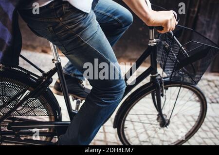 Mittelteil von Mann Radfahren auf gepflasterten Straße Stockfoto