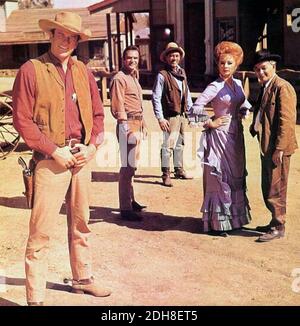 GUNSMOKE CBS TV series 1955-75 with from left: James Arness (Matt Dillon), Burt Reynolds (Quint Asper), Ken Curtis (Festus), Amanda Blake (Miss Kitty), Milburn Stone (Doc Adams) Stockfoto