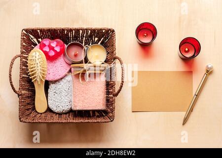 Pflegebox Set aus umweltfreundlicher Kosmetik Badesalz, Holzkamm, Bimsstein, Duftkerzen, handgemachte Seife in Herzform, Schwamm zum Waschen auf Woo Stockfoto