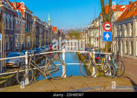 Häuser und Kanal in Delft, Holland Stockfoto