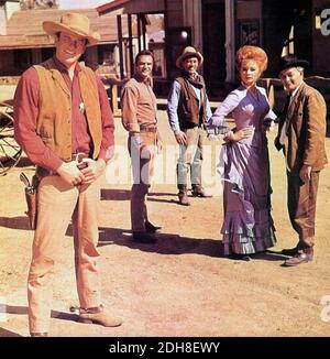 GUNSMOKE CBS TV series 1955-75 with from left: James Arness (Matt Dillon), Burt Reynolds (Quint Asper), Ken Curtis (Festus), Amanda Blake (Miss Kitty), Milburn Stone (Doc Adams) Stockfoto