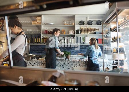 Männliche und weibliche Besitzer arbeiten im Fischgeschäft Stockfoto