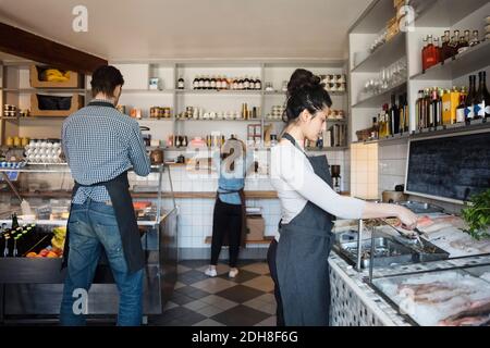 Seriöse Besitzer arbeiten im Fischgeschäft Stockfoto