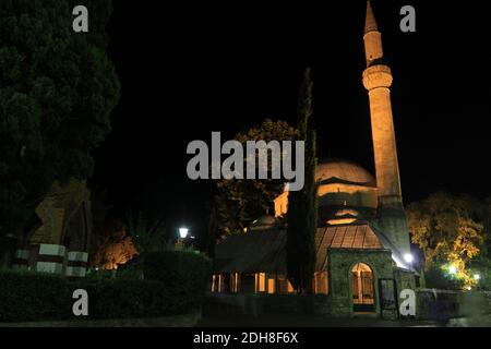 Karagoz Mehmed betteln Moschee bei Nacht, Mostar, Bosnien und Herzegowina Stockfoto