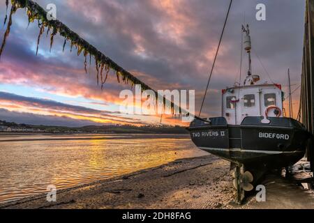 Appledore, North Devon, England. Donnerstag, 10. Dezember 2020. Wetter in Großbritannien. Zunehmende Wolke und Nieselregen bei Sonnenaufgang, wie die kleine Flotte von Fischerbooten warten auf Flut am Kai, an der Küste Dorf Appledore in North Devon. Quelle: Terry Mathews/Alamy Live News Stockfoto