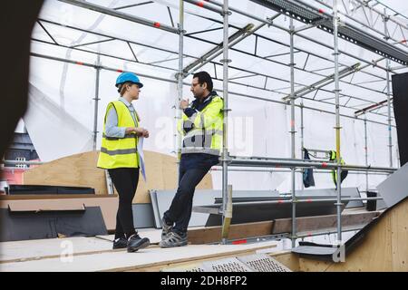 Low-Angle-Ansicht von weiblichen und männlichen Managern bei der Planung Baustelle Stockfoto