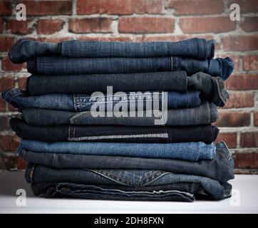 Stapel von gefalteten blauen Jeans unterschiedlich Stockfoto