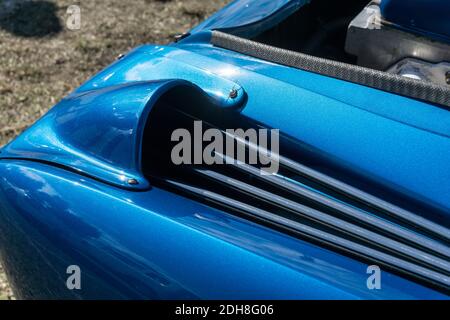 Detailansicht des hinteren Ansaugkanals mit Lattenrost auf Ein blaues 1973 Alpine A110 1600 Si Sportcoupé außen Bei Sonnenschein Stockfoto