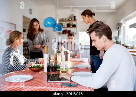 Familie am Esstisch im neuen Haus Stockfoto