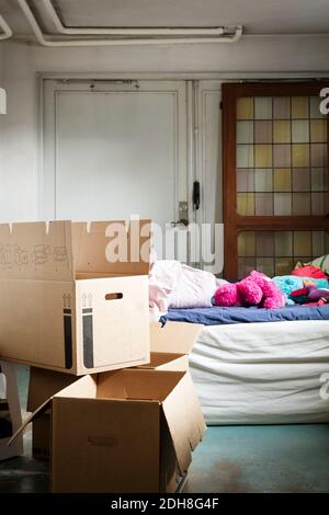 Kartons im Schlafzimmer des neuen Hauses Stockfoto