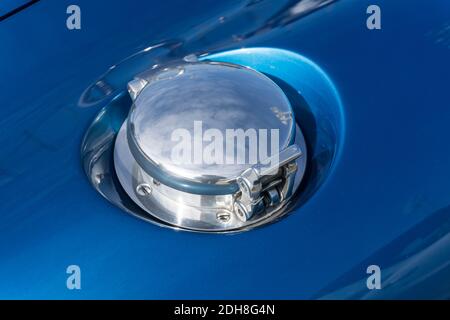 Nahaufnahme Detail der Chrom-Tankdeckel auf einem blauen Shelby AC Cobra oben offenen Sportwagen. Stockfoto