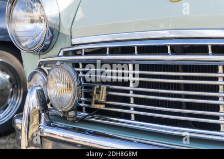 Detailansicht des verchromten Kühlergrills und der Scheinwerfer Auf einem 1962 Datsun Bluebird 1200 Deluxe P312 Stockfoto