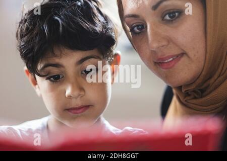 Mutter und Sohn das Lesen zu Hause Stockfoto