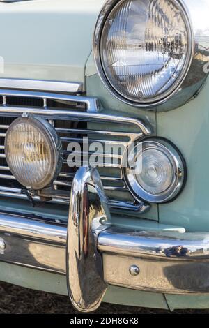 Detailansicht des verchromten Kühlergrills und der Scheinwerfer Auf einem 1962 Datsun Bluebird 1200 Deluxe P312 Stockfoto