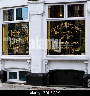 Kingston London, Dezember 09 2020, Tattoo Studio Shop Oder Store Window With No People Stockfoto