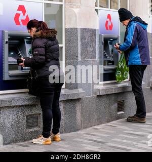 Kingston London, Dezember 09 2020, Mann und Frau mit EINEM NatWest Geldautomaten Stockfoto