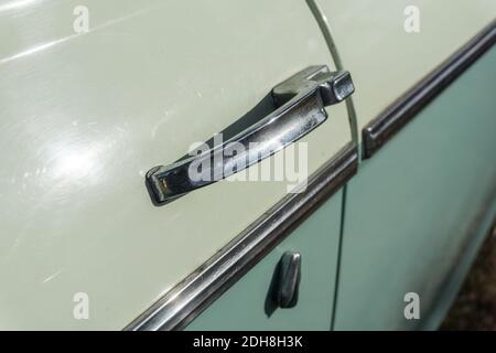 Detailansicht der verchromten Türklinke auf Ein 1962 Datsun Bluebird 1200 Deluxe P312 Stockfoto